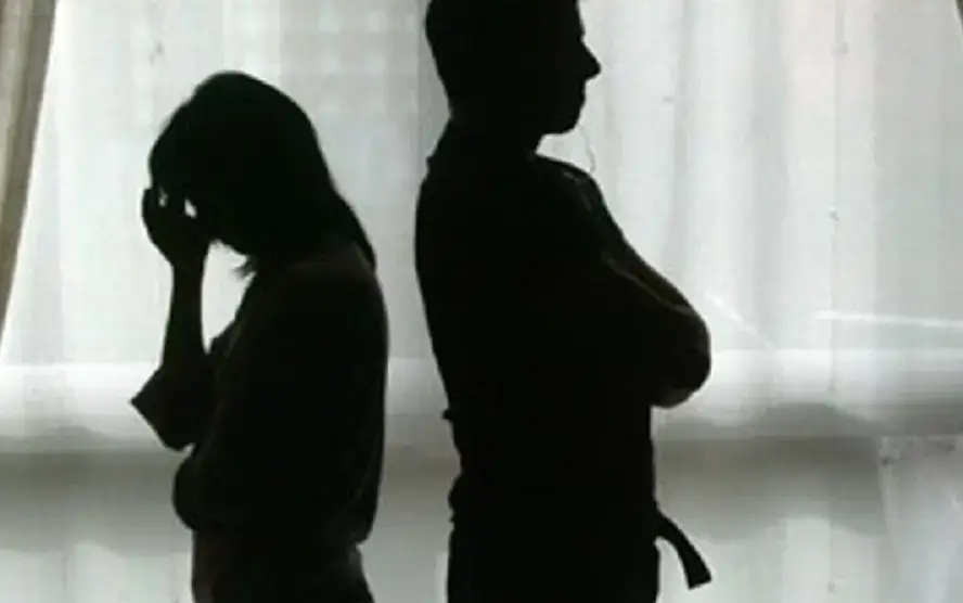 cada pareja deveria entender que una pelea no es motivo de separación. Que en toda relación habra desacuerdos dias dificiles y palabras dichas en medio del enojo . Pero una discución no significa que hay algo que nesecita hablar , entender y mejorar . Una llamada no atendida no es una traición , avces la vida se complica , aveces simplemente no se puede. Los celos no siempre son inseguridad , avces son miedo de perder algo que se ama con todo el corazón . Los planes no solo son para soñarlos , si no para construir juntos , paso a paso. El perdon no es debilidad, es madures emocional es elegir al amor antes que al orgullo.  Y el amor verdadero .... no deberia acabarse por cualquier pelea tonta . Por que quien ama deverdad ,lucha , comprende,respeta y se queda , incluso cuando las cosas no son fáciles. #frases#parati#foryou   #reflexion#fyppp 