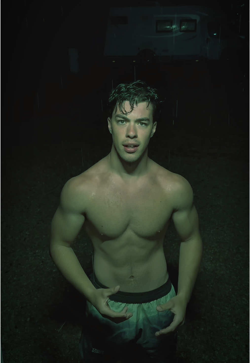 No te escondas, la lluvia no pesa más que tu mediocridad. #marpe #Fitness #real #motivacion #disciplina 