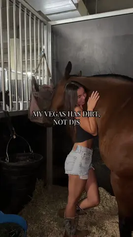 i can’t wait for you guys to see the vlog from vegas 🤠 this one’s gonna be good #barrelracing #cowgirllife #horsesoftiktok #rodeogirl #vegasvibes
