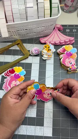 Preparando para hacer cajitas devplim plim. Al final este el resultado de la caja #plimplim #cajitasdedulces #papeleriacreativa #papeleriapersonalizada #papeleriabonita 