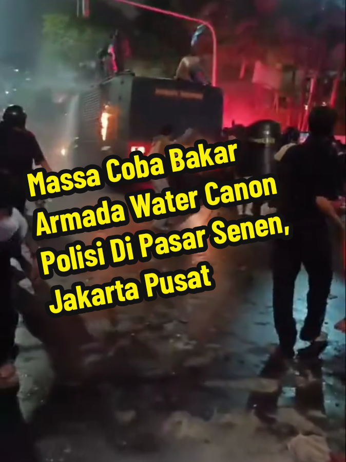 Jumat dinihari, 29 Agustus 2025, dilaporkan massa mencoba membakar armada water canon Polisi di Pasar Senen, Jakarta Pusat. Mohon berhati-hati. #senen #jakartapusat  ----- Ikuti akun kami untuk update informasi terkini Jakarta dan sekitarnya ----- 📹 : ig via hadza_fadhli