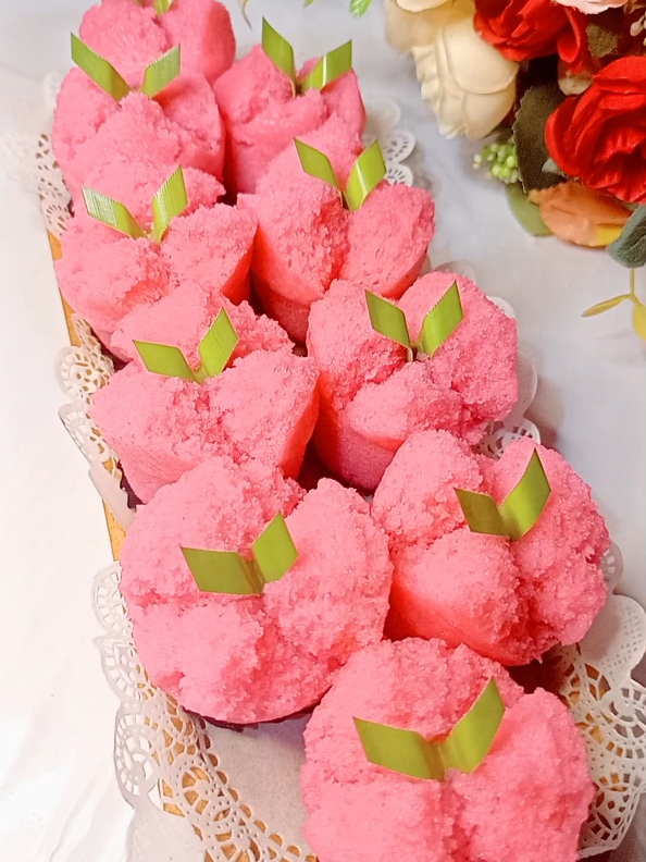 rahasia apem mangkok mekar sempurna  resep dan bahan bahan 150 gr tepung beras 100 gr terigu  150 gr gulpas  300 ml santan  1 sdt ragi instan  1/4 sdt garam  vanili secukupnya  1 sdt baking powder  pewarna makanan  #creatorsearchinsights #fyppppppppppppppppppppppp #foodtutorial #apemmangkok #tiktokfood 