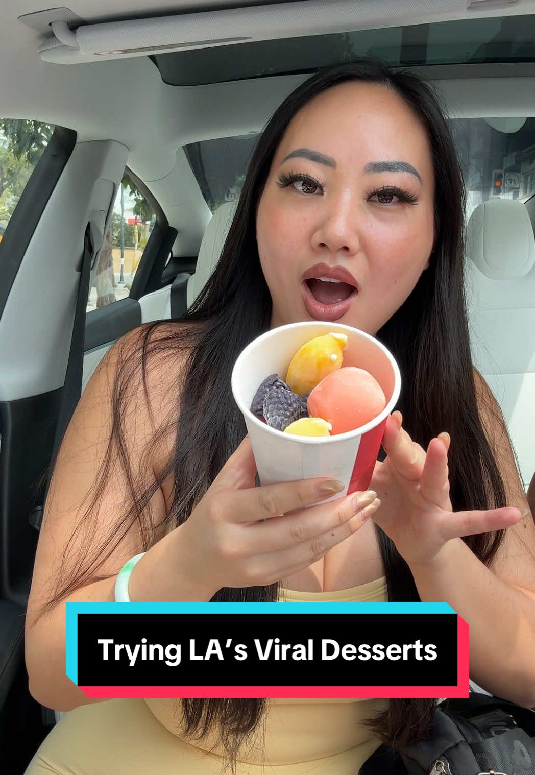 How do yall eat in your car?? It was messy, but fun🤣 #Foodie  #losangeles #foodreview #asmr #mukbang @Tu Cha @Catherine Zhang 