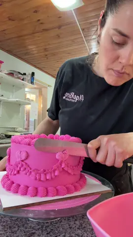 Con permisaaaaa, llegó el fucsia 🤭 #emprendimiento #emprender #algorico #pasteleria #buttercreamcake 
