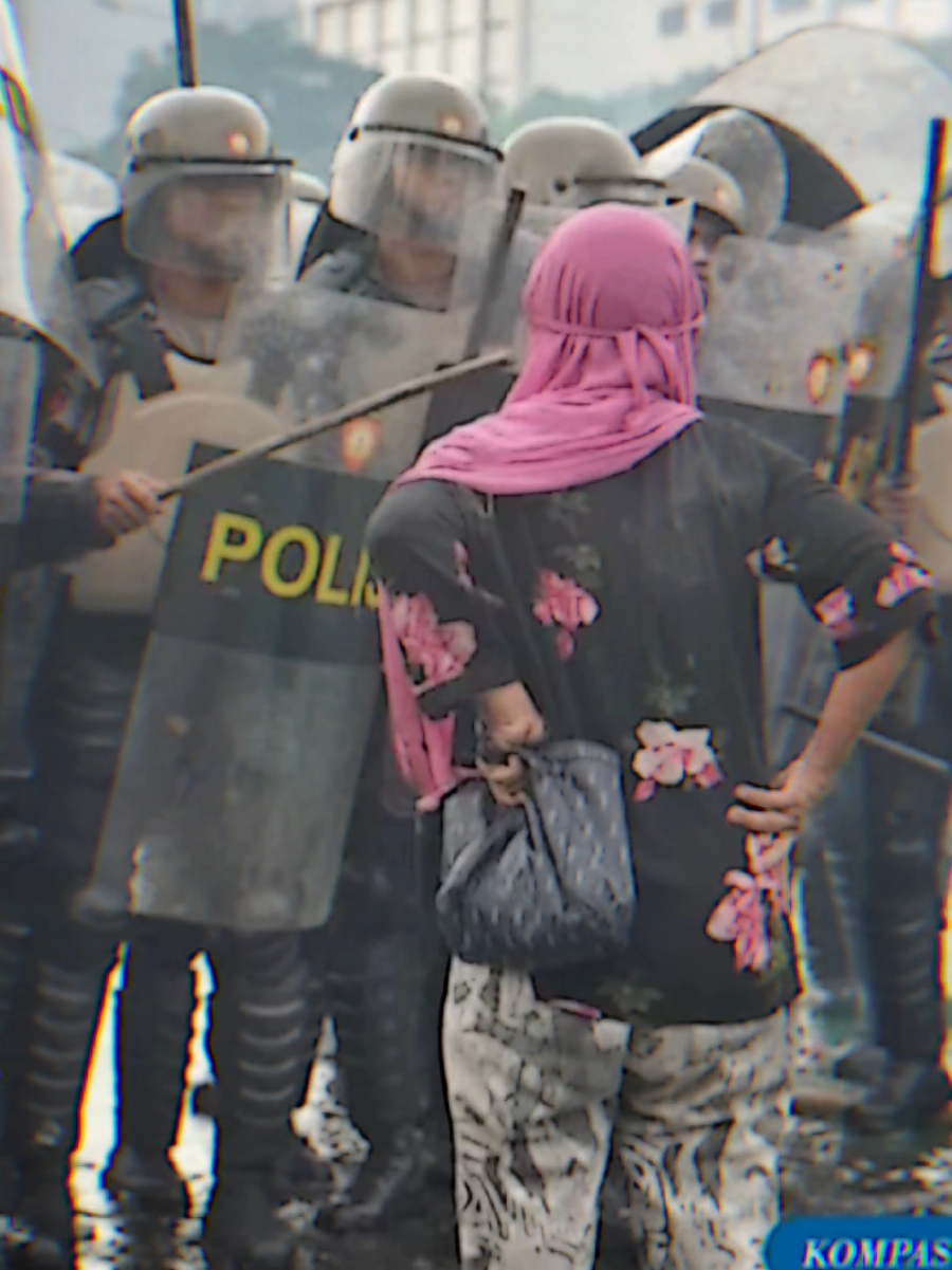 garda depan,emak emak ngak ada lawan🔥🔥💔🇮🇩🔥🙌🙌 woy saudara qw tolong jaga emak di sana dengan baik yahh .kalian juga hati hati di sana 🙏🙌 . sehat sehat mak.. semangat💪💪 dan sehat sehat saudara qw yg di sana 🙏🙏💪💪 . #fyp #fyppppppppppppppppppppppp #demo #dpr #viraltiktok 