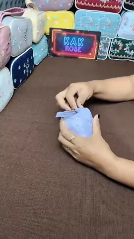 Mukena Terusan Travel Mini bahan parasut Korea premium ini adem banget dan ringan! Ada sajadah, mudah dibawa ke mana-mana.