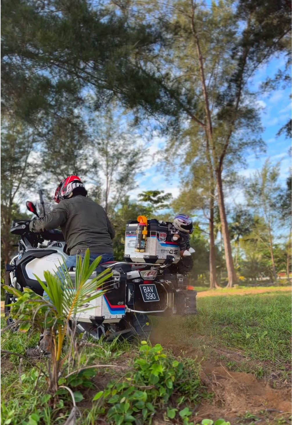 Have you ever encountered this situation? #r1250gsadventure #beachvibes #solorider #motorcycle #solocamping 