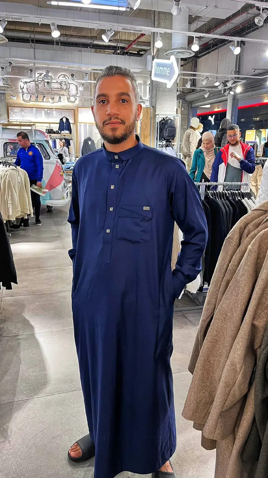 اللَّهُمَّ يا فارجَ الهُموم، ويا كاشفَ الغُموم، فرِّج عن المؤمنين والمؤمنات همومَهم، ونفِّس كروبَهم، واقضِ ديونَهم، واشفِ مرضاهم، وارحم موتاهم، واغفر ذنوبَهم، واستر عيوبَهم، وبلِّغهم آمالَهم فيما يُرضيك. اللَّهُمَّ اجعل لنا ولهم من كل همٍّ فرجًا، ومن كل ضيقٍ مخرجًا، ومن كل بلاءٍ عافية، ومن كل عسرٍ يُسرًا، ومن كل فاحشةٍ سترًا، وارزقنا من حيث لا نحتسب يا أرحم الراحمين. اللَّهُمَّ اجعل قلوبَنا وقلوبَهم مطمئنةً بذكرك، راضيةً بقضائك، صابرةً على بلائك، شاكرةً لنعمائك، واجعل لنا جميعًا نصيبًا من قولك: ﴿أَلَا بِذِكْرِ اللَّهِ تَطْمَئِنُّ الْقُلُوبُ﴾