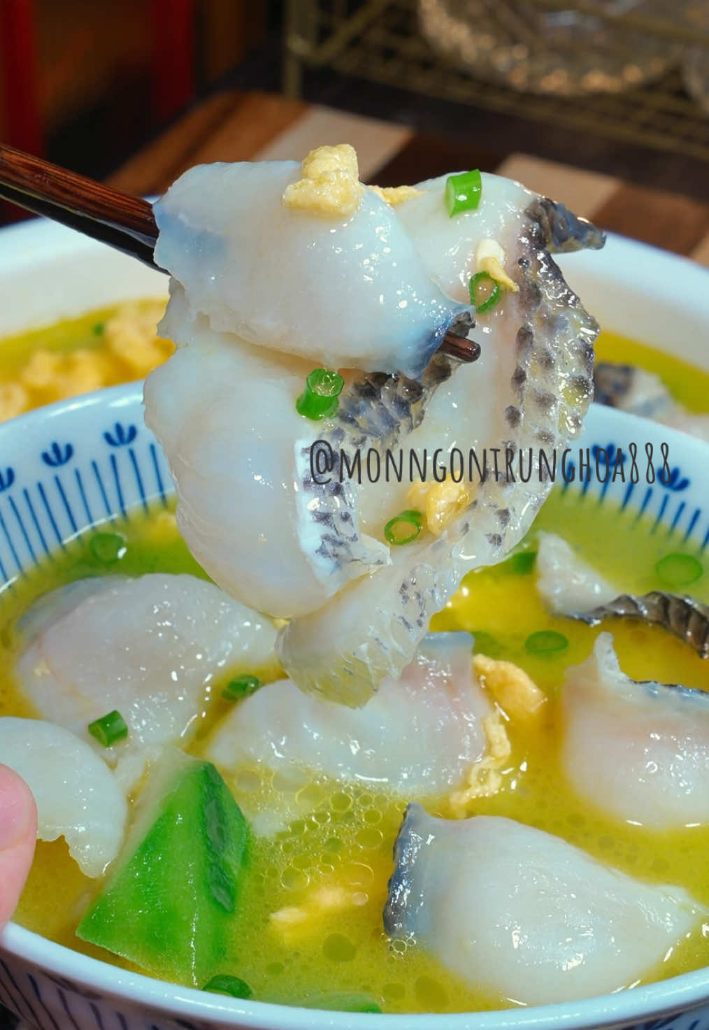 Mọi người chú ý nhé, có thể bạn không ngờ tới nhưng chỉ cần cho cá lóc vào nấu cùng mướp hương vài phút, khi bắc ra đã thành món ngon đặc sắc. Mỗi lần làm món này, ba đứa nhỏ nhà tôi đều ăn sạch bách. #ngon #nauan #monngonmoingay #ẩmthực #ănvặt 