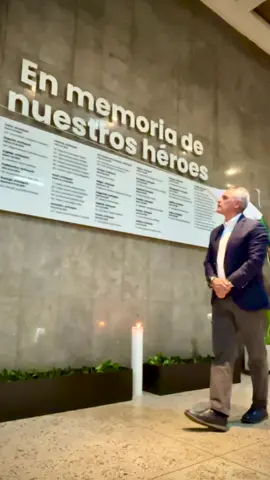 Antioquia llora a sus héroes: los 13 Policías asesinados en Amalfi serán recordados y honrados siempre en cada rincón de esta tierra. Con un minuto de silencio y la entrega a sus familias de la Medalla al Mérito General José María Córdova, honramos la memoria de estos uniformados quienes dieron su vida por proteger la nuestra. Su valor y sacrificio nos enseñan que frente a la violencia y la injusticia no podemos rendirnos jamás. ¡Antioquia está con sus Soldados y Policías!