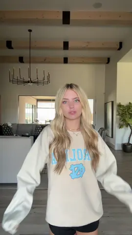 loving this sweatshirt #foryoupage #viralvideo #fyp #viral #influencer 