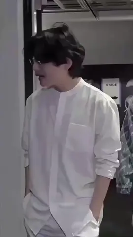 His so look good 🥰🤍#kimtaehyung #taehyung #thv #v #tata💜🐯#bts #army#bangtansonyeondan방탄소년단 #bighit_official_bts #foryoupage #tiktok