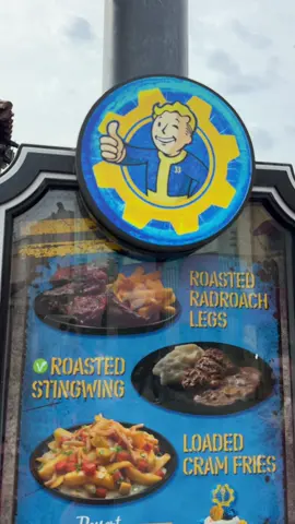 Fallout has made its way to Hollywood and Dine for Halloween Horror Night! ☢️👍 . . #universalstudios #universalstudioshollywood #hhn #horrornights #fallout 