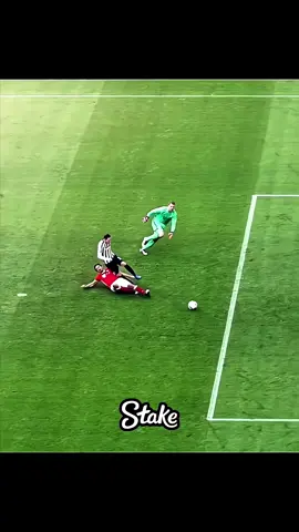 Impossible save 😳🔥 ( the art of defense ) 🔥 never give up bro #grest_football #moment #Soccer #viral#defense 