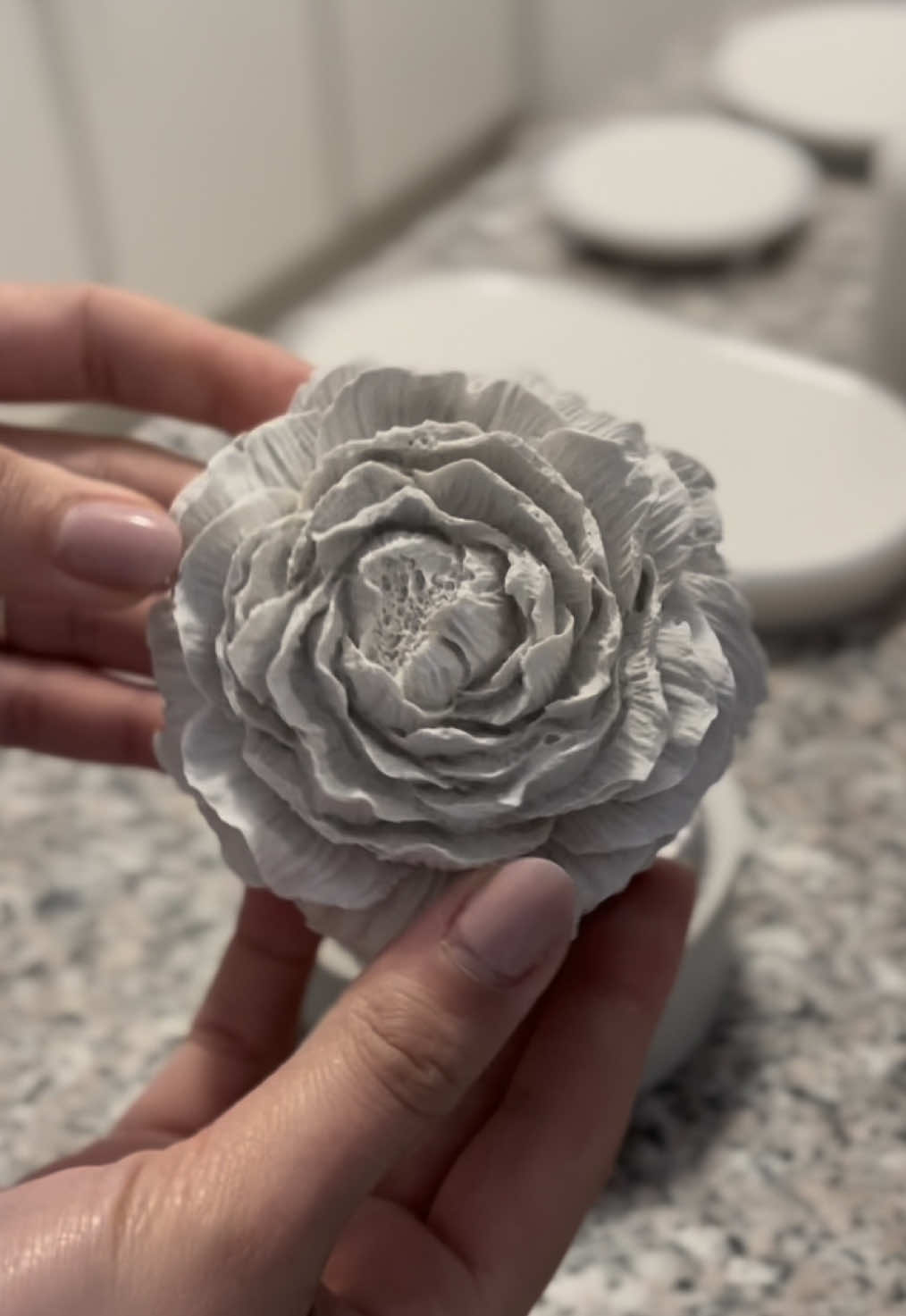 Cuando se rompe la bolita de la tapa de la caramelera ésta es una opción súper linda para hacer 🫶🏼  #hechoamano #yeso #cemento #decohome #velasaromaticas 