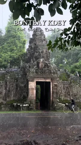 🌧️ រដូវភ្លៀង ជារដូវកាលដែលធ្វើឱ្យ ខេត្តសៀមរាបស្រស់ស្អាតបំផុត 🍀 📍 ខ្លោងទ្វារខាងលិចនៃប្រាសាទបន្ទាយក្តី .. #siemreap #temple #rainy #green #heal 