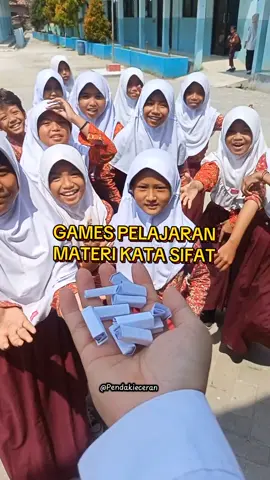 Biar gak jenuh, OK kita keluar kelas belajarnya😂 Salahsatu cara kalo siswa lagi bosen belajar didalam kelas, tinggal kita kepar aja keluar ruangan😂😂 #katasifat #bahasaindonesia #fyp #foryou #gamesbelajar 
