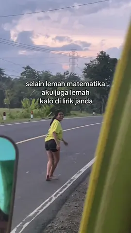 nyengir lu bujang😂