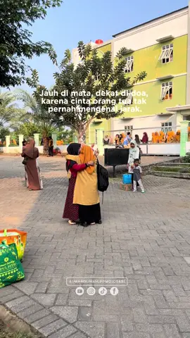 “Karena cinta Orang tua tak pernah mengenal jarak” 🥹🥹🥹 #Videosedih #sedih #sambangansantri #almardliyahppmojosari #fyp
