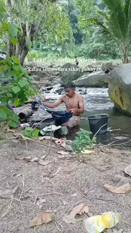 Kalau yg duduk santai di batu besar itu jelek🤣 #fypage 