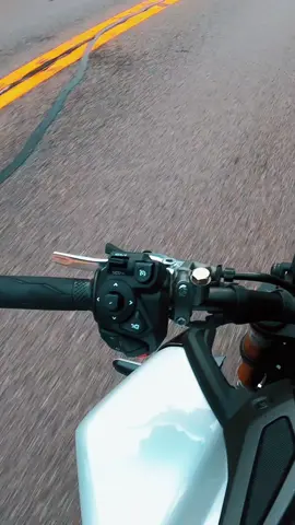 When there’s a state trooper behind you telling you it’s okay to pop a wheelie #foryoupage #motorcycle #MentalHealth #goodguysdoexist 