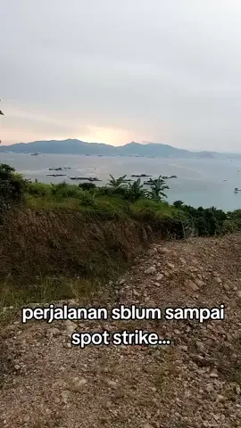 perjalanan yang Lika liku, naik turun gunung.. jalan yg terjal.. dan sulit di lalui..  dan ga ada kata kapok untuk para angler..   Krn bakal di bayar lunas dengan view pemandangan yg indah,, dan strike di lokasi spot nya...  #mancing #mancingmania #mancingmaniamantap #fyp #mancinglaut 
