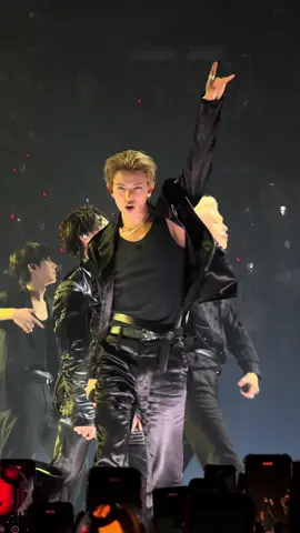 The gaze 🥴 #heeseung #enhypen #walkthelinamsterdam