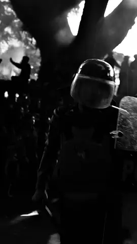 Berita kehilangan, satu nyawa melayang dilindas mobil rantis tanpa ampun. Ditabrak, dilindas!! Berduka cita yang sedalam-dalamnya untuk beliau. ACAB!! *Arsip demo RUU Pilkada Agustus 2024 di Malang. #acab #1312 #demo