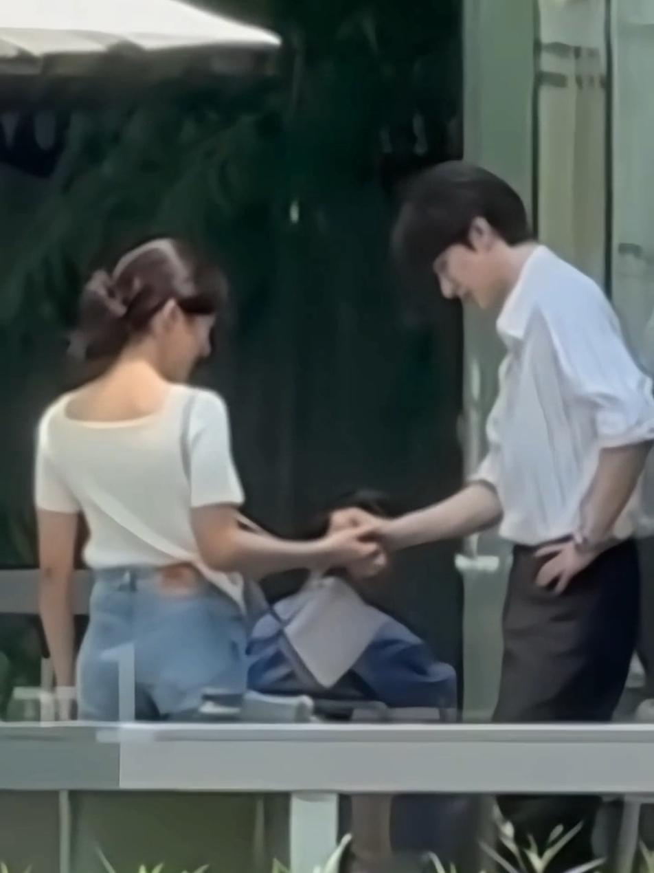 Lin yi nyaman banget ya pegangan terus sama yuxiao, jail juga kaki yuxiao ditekuk mana puas banget ketawanya.pesona cowok jail diketemuin cewek soft spoken><°° #luyuxiao#luduchieu#linyi#whenimeetthemoon#fyp