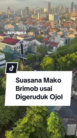 Ribuan massa yang terdiri dari pengemudi ojek online (ojol) dan warga masih bertahan di kawasan Mako Brimob Kwitang dari Kamis 28 Agustus 2025 malam hingga Jumat 29 Agustus 2025. Meskipun beberapa kali dihalau petugas keamanan dengan menembakkan gas air mata, massa tetap bertahan di lokasi tersebut. Pantauan pada Jumat sekitar pukul 03.00 WIB menunjukkan bahwa ribuan massa masih berkumpul di kawasan itu, sementara suara letusan dan titik-titik api serta asap gelap terlihat di sekitar jalan layang Senen. Kendaraan roda dua dan empat terlihat berhenti di sepanjang jalan layang, dengan sejumlah orang menyaksikan situasi terkini. Hingga pagi, kawasan tersebut masih mencekam. Bahkan masih terlihat adanya massa di depan Mako Brimob. Gas air mata pun menyelimuti jalan. Suara-suara tembakan gas air mata juga masih terdengar. Kreator: Hirzi      Produser: Eko Supriyadi  #Republika #CekRepublikaAja #Demo #Brimob 