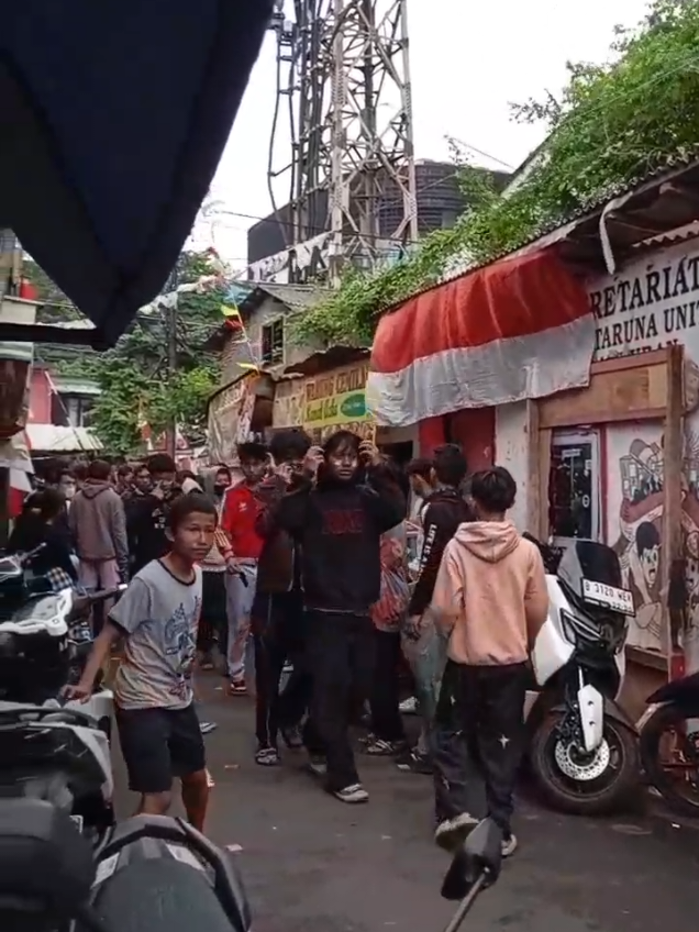 Driver ojek online (ojol) Affan Kurniawan meninggal dunia setelah ditabrak dan dilindas oleh mobil Rantis Brimob Polri di kawasan Pejompongan, Tanah Abang, Jakarta Pusat, Kamis (28/8/2025) malam. Affan Kurniawan sempat dilarikan ke Rumah Sakit Cipto Mangunkusumo (RSCM) setelah dilindas mobil Rantis Brimob Polri, . Namun nyawa Affan Kurniawan tak tertolong. #fyp #news #berita #driverojol #demo 