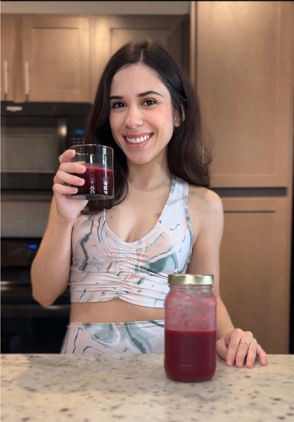 Hoy preparé un jugo fresco y nutritivo con betabel, zanahoria, manzana, jengibre y un toque de limón  🥕🍎🍋 Rico en antioxidantes, vitaminas y beneficios para la circulación y el sistema inmune  💪💜 Lo hice con mi cold press juicer de Kitchen in the Box, que encuentras en el carrito naranja enlazado a este video 🧡🛒 Salud! 🥤✨   #Juicer #KitchenInTheBox #JugodeBetabel 