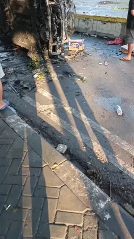 mobil aparat yg dibakar oleh warga semalam