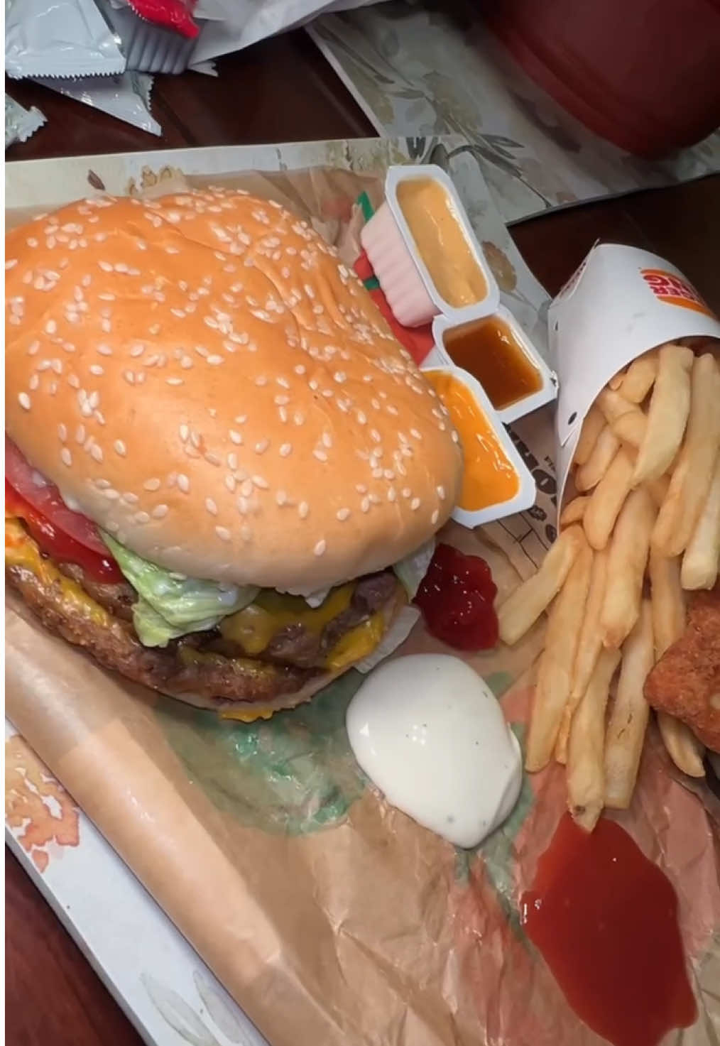 A Little Asmr @Burger King Moment 😍🔥  #burgerking #whopper #candyeats #heyfoodiepops #asmreating 