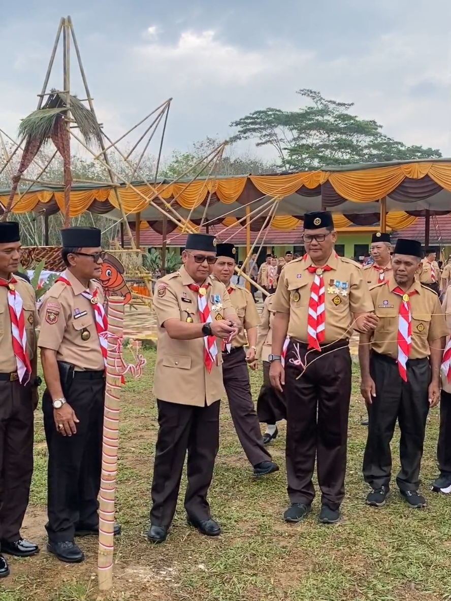 ✨ Semangat Pramuka Tak Pernah Padam! ✨ Sekdakab Tulang Bawang, Ir. Ferli Yuledi, SP., MM., MT., resmi membuka Kemah Bhakti Hari Pramuka ke-64 Tingkat Kwarda Lampung di Bumi Perkemahan Kampung Tri Tunggal Jaya, Banjar Agung. 🌲⛺️ Dengan tema “Kolaborasi untuk Membangun Ketahanan Bangsa”, kegiatan ini menjadi wadah untuk menumbuhkan kemandirian, kepemimpinan, solidaritas, dan kepedulian generasi muda. 🤝 Mari bersama menjaga semangat gotong royong dan persatuan melalui Gerakan Pramuka! #HariPramuka64 #TulangBawang #KwardaLampung #KemahBhakti 