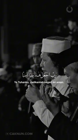 Tapi Aku Mencintaimu (24) Aku sangat nyambung kepadamu Tetapi engkau terputus padaku Kau tetap terdekap erat di pelukanku Tapi tak ada aku dalam dekapanmu Aku sudah tak ada di ruang waktumu Sebab aku mengalir dan di sana kau membeku Yang kau semayami itu bukan ruang, saudaraku Dan tempatmu melangkah itu bukan waktu Tetapi aku selalu sangat mencintaimu Kubawa kau di gelembung kasih sayangku Tak ada tempat parkir bagi waktu Melewati beribu cakrawala kugendong kau hingga Tuhanku - Emha Ainun Nadjib #caknun #maiyahindonesia #maiyahnusantara #universitasmaiyah #emhaainunnadjib 