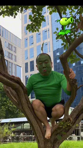 I'm sniping zombies from the tree.#plantvszombie 