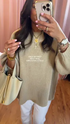 This oversized sweatshirt is such a classic style! #oversizedsweater #falloutfits 