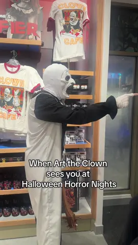 This might have been one of the best moments of my year. I saw art the clown at @Horror Nights Orlando and we were both so happy.  #hhn #halloweenhorrornightsorlando #halloweenhorrornights #arttheclown #terrifier 