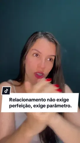 Crescer na vida não significa que tudo vai ser perfeito. Quando você aumenta demais a régua, começa a achar que ninguém serve, mas o problema não está nas pessoas, e sim na forma como você escolhe. Relacionamento não é sobre perfeição, é sobre parâmetros. . . . #autoconhecimento #namoro #relacionamentosaudavel #reflexao #vidaamorosa 