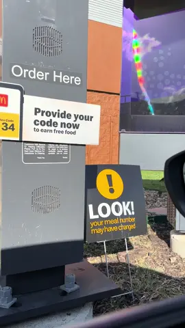 y’all I thought this was a robot #mcdonalds #fyp #ai #human 