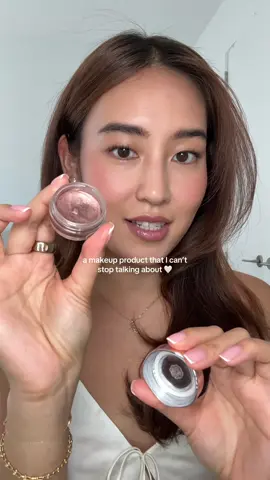 The one product I’ve been using everyday for the past 2 years & also the single product I use for my eyeshadow routine — the swatch of it is just perfection @decortebeauty #decorteeyeshadow #creameyeshadow #luxurybeauty 