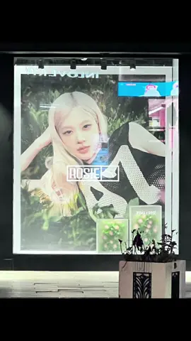 👑 Hình ảnh của Rosé cho BST “rosie” được Puma phủ sóng từ ngoài đường cho đến trung tâm thương mại ở Trung Quốc ❤️‍🔥🥳🥳 #rosé #roses_are_rosie #roseblackpink #viral #xuhuongtiktok 