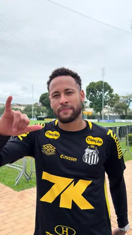 O NEYMAR CHAMOU! ⚪️⚫️ Sábado é dia de Alçapão LOTADO em busca do título! A bola rola às 15h, com ENTRADA GRATUITA! Partiu Vila apoiar as nossas Sereias! 🧜‍♀️ #Santos #SantosFC #TikTokEsportes #Neymar #NeymarJr 