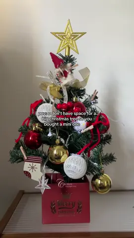 super cuteee!!! perfect tong mini christmas tree para sa mga may small spaces lang ✨ #christmas #christmastree #minichristmastree #christmasdecor #fyp 