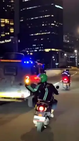 beredar video pengejaran mobil brimob oleh para pendemo karena telah menabrak ojol #capcut #fyp #ojolviral #lindas #berandatiktok 