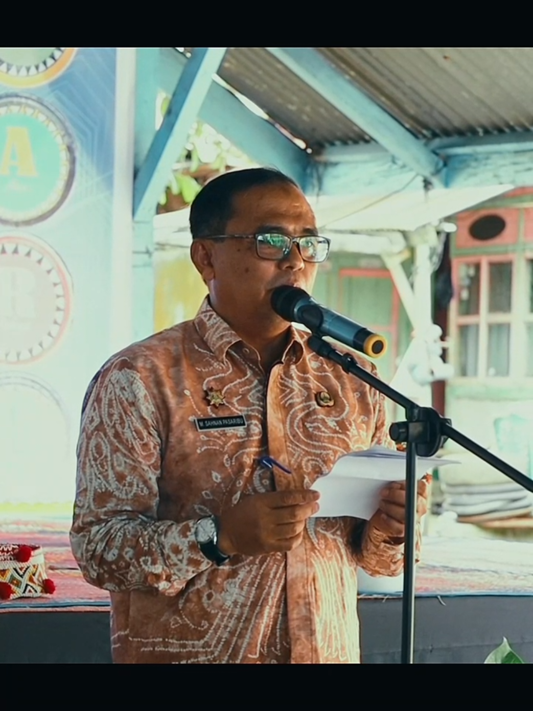 Pj. Sekda Madina Sambut Tim Monitoring TP PKK Sumut di Pasar Laru  Diskominfo, Tambangan - Pj. Sekretaris Daerah Kabupaten Mandailing Natal (Sekda Madina) Drs. M. Sahnan Pasaribu menyambut kedatangan tim monitoring Tim Penggerak Pemberdayaan Kesejahteraan Keluarga (TP PKK) Provinsi Sumatera Utara (Sumut) di Desa Pasar Laru, Kecamatan Tambangan, pada Kamis, 28 Agustus 2025. Kedatangan tim tersebut merupakan bagian dari persiapan lomba kategori Pola Asuh Anak dan Remaja (PAAR) dalam rangka Hari Kesatuan Gerak (HKG) PKK tahun 2025. Sekda Sahnan mengatakan monitoring ini bukan kegiatan rutinitas semata yang dilaksanakan tiap tahun, tetapi bagian dari penguatan PKK dalam kehidupan masyarakat. Dia menjelaskan, monitoring di Madina berjalan di lima desa dengan masing-masing kategori. Terkait PAAR di Kecamatan Tambangan, termasuk Desa Pasar Laru, telah dikenalkan permainan tradisional yang disebut witapermainur sebagai upaya mengalihkan anak dari pemakaian gawai berlebihan. Sekda Sahnan menilai, arus informasi di internet merupakan salah satu tantangan dalam mengasuh anak. 