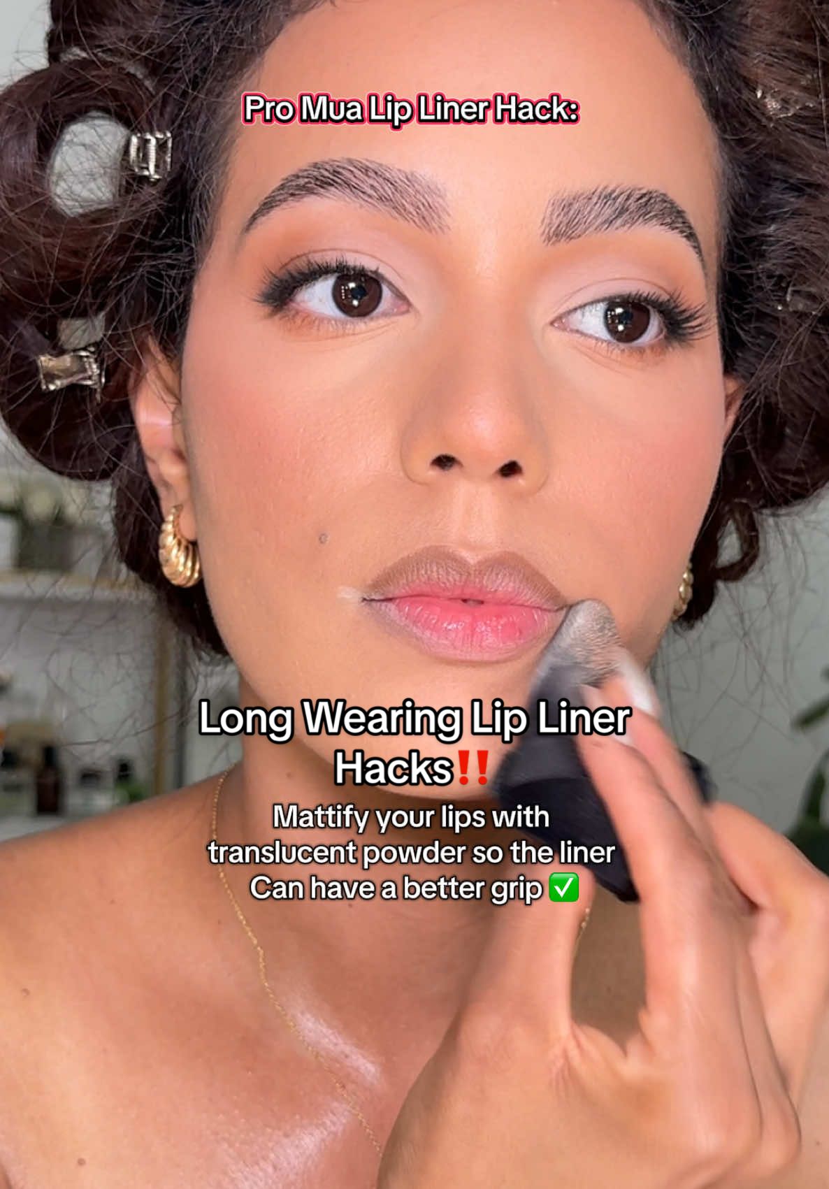 If your lip liner is not lining you’re doing it wrong‼️ Dry down your lips with translucent powder so the liner can grip better and double line with a similar eyeshadow for extra longevity.  ✨Work smarter not harder babes✅🥰 #makeuptipstiktok #makeuptips #makeuptipsforbeginners #beginnermakeup #beginnermakeuptutorial #xoxodarlinbeautytips 