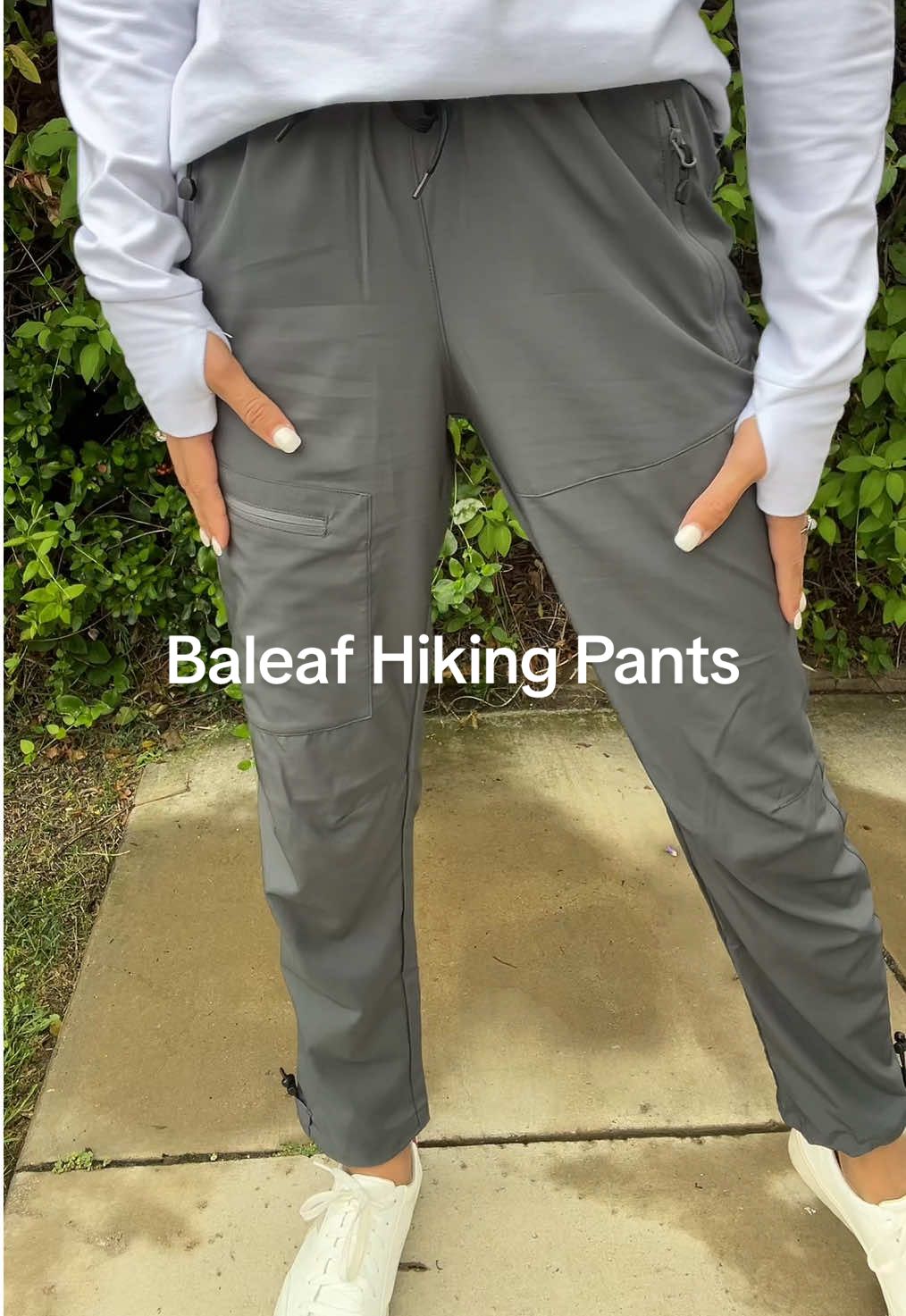 These pants are stretchy, the waistband is comfortable and there are so many colors. #baleaf #hikingpants #joggerpants #baleafpants #fallfashioninspo 