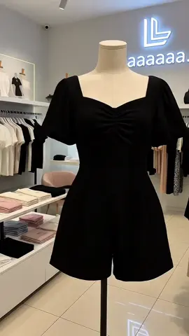 Simple, chic, dan elegan! Outfit ini cocok banget buat OOTD harian atau hangout ✨ #OOTD #OutfitKekinian #StyleSimple #BajuHitam #FashionKekinian 